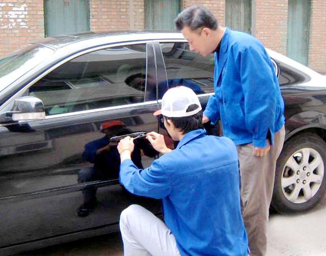 铁东区汽车钥匙丢在车里面怎么办?